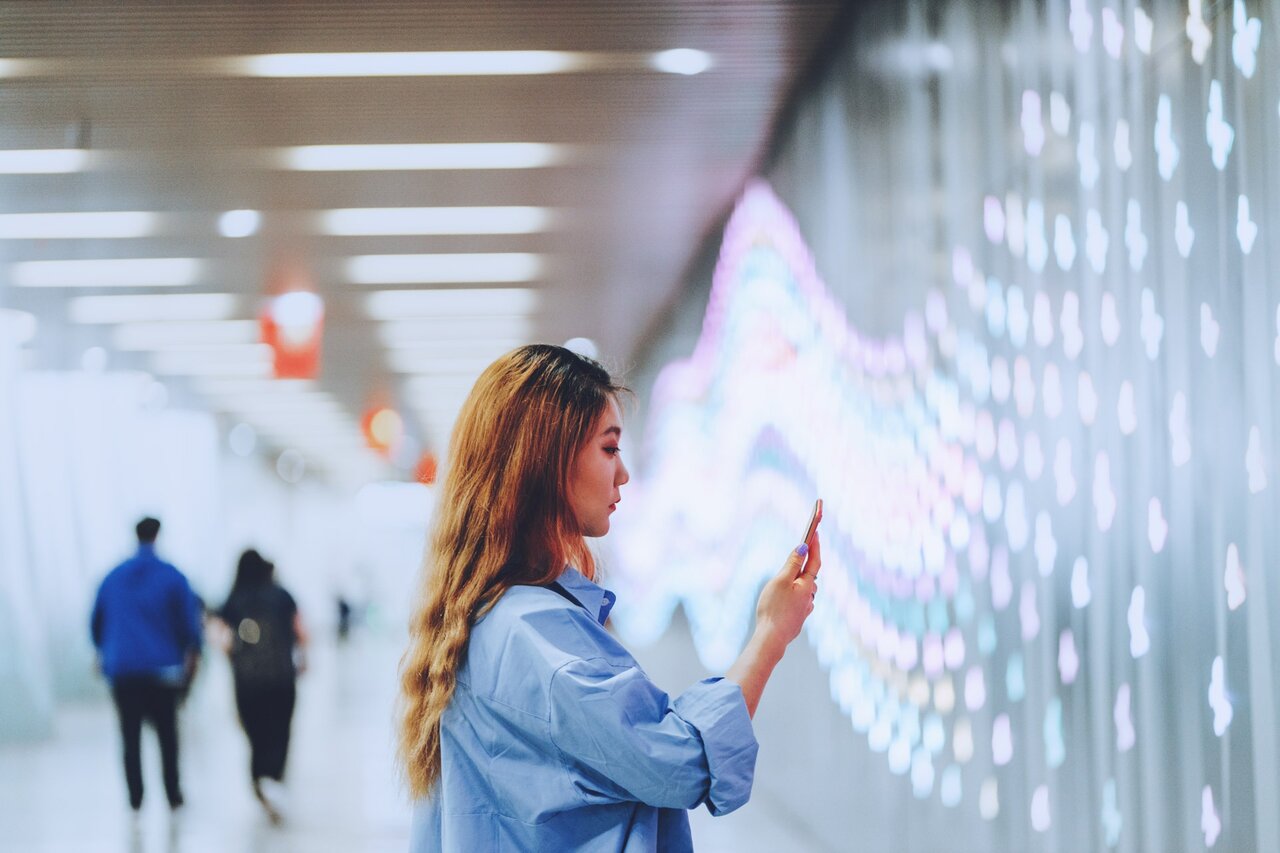 Woman using a mobile phone in subway station | © Qi Yang @GettyImages